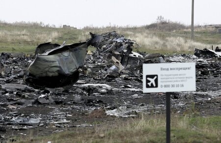 »Kein Zutritt! Hier könnten Überreste von Absturzopfern von Flug... »Kein Zutritt! Hier könnten Überreste von Absturzopfern von Flug...
