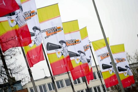 Fahnen mit der Aufschrift »Hannover steht auf - gegen rechts« wu... Fahnen mit der Aufschrift »Hannover steht auf - gegen rechts« wu...