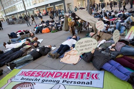 Unter dem Slogan »Pflege am Boden« weisen seit über einem Jahr A... Unter dem Slogan »Pflege am Boden« weisen seit über einem Jahr A...