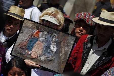 Bei Protesten vor dem Kongressgebäude in Guatemala-Stadt im Mai ... Bei Protesten vor dem Kongressgebäude in Guatemala-Stadt im Mai ...