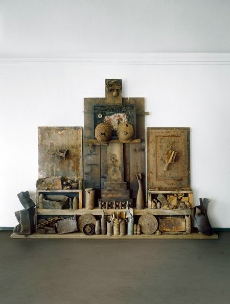 Installation »Requiem« von Margot Trierweiler, 1995 für eine Aus...