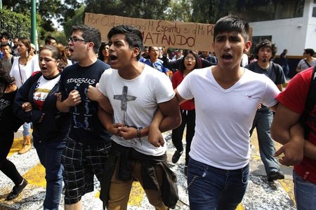 Studenten protestieren auf dem Gelände der UNAM gegen den Polize... Studenten protestieren auf dem Gelände der UNAM gegen den Polize...