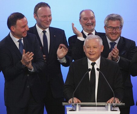 Zufrieden mit deinem Sieg: Jaroslaw Kaczynski (am Rednerpult) in... Zufrieden mit deinem Sieg: Jaroslaw Kaczynski (am Rednerpult) in...