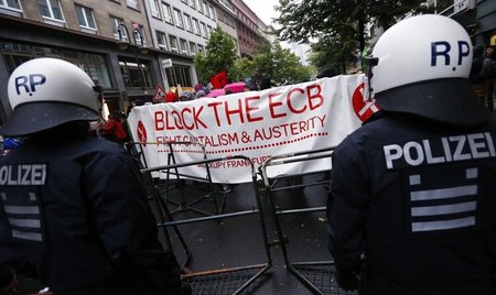 Lahmgelegt: Polizisten blockieren die »Blockupy«-Demonstration i... Lahmgelegt: Polizisten blockieren die »Blockupy«-Demonstration i...