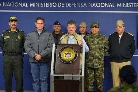 Kolumbiens Präsident Juan Manuel Santos mit hohen Militärs am So... Kolumbiens Präsident Juan Manuel Santos mit hohen Militärs am So...