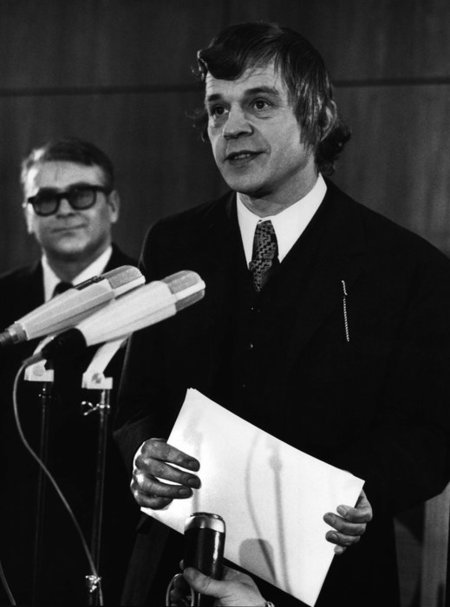 An der Leistungsfront: Hacks bei Kritikerpreisverleihung 1972 in... An der Leistungsfront: Hacks bei Kritikerpreisverleihung 1972 in...