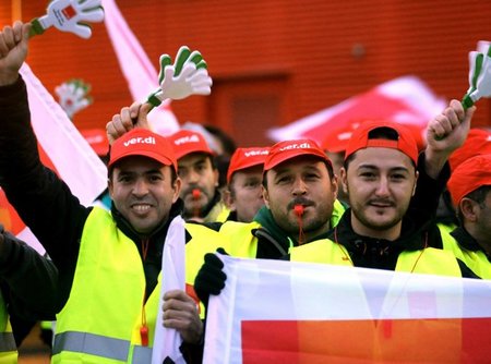 Rund 200 der etwa 500 Lagerarbeiter im nordrhein-westfälischen B... Rund 200 der etwa 500 Lagerarbeiter im nordrhein-westfälischen B...
