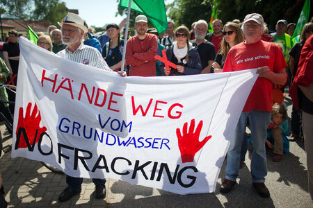 Anwohnerprotest gegen Fracking in Saal (Mecklenburg-Vorpommern) ... Anwohnerprotest gegen Fracking in Saal (Mecklenburg-Vorpommern) ...