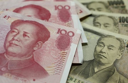 Mao auf der Siegerstaße: 100-Yuan-Banknoten Chinas neben 100-Yen...