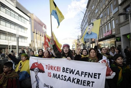Kurdische Demonstranten protestieren am 1. November in Hannover ...