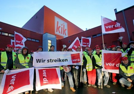 Streik auf dem Gehweg: KiK-Beschäftigte legten auch am Dienstag ...