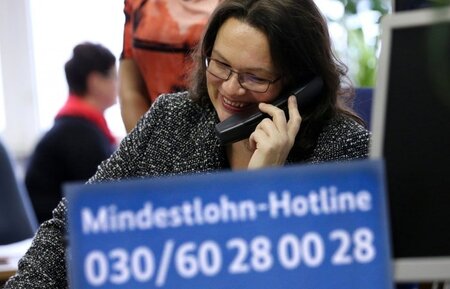 An der Mindestlohnhotline informiert Bundesarbeitsministerin And...