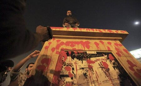 Widerstand gegen Vereinnahmung: Demonstranten bemalen ein offizi...