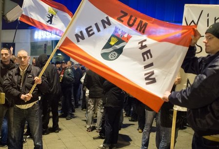 Rechte protestierten am Montag abend im Berliner Bezirk Marzahn-...