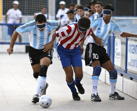 Evelio Pavon Gomez (Paraguay) in der Fledermauszange: Links Silv...