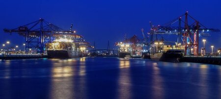 Betrieb im Hamburger Hafen: Handelsverband will, dass Deutschlan... Betrieb im Hamburger Hafen: Handelsverband will, dass Deutschlan...