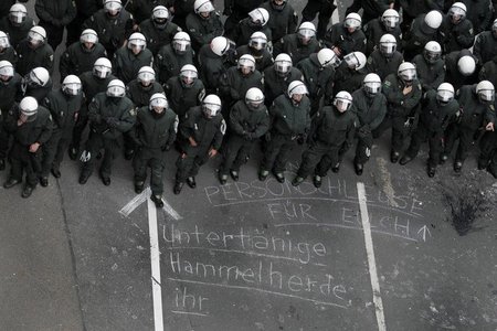 Robocops im Anmarsch? Hundertschaften der Polizei Anfang Juni 20... Robocops im Anmarsch? Hundertschaften der Polizei Anfang Juni 20...
