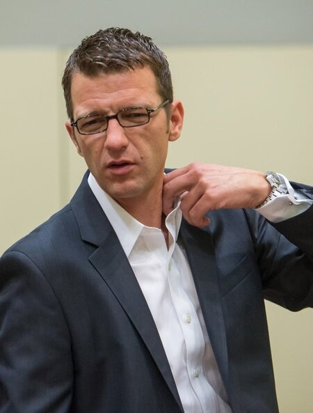 Wolfgang Stahl, einer der Anwälte Beate Zschäpes, zieht manchmal... Wolfgang Stahl, einer der Anwälte Beate Zschäpes, zieht manchmal...