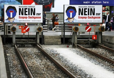 Endstation für Rassisten: Anti-Ecopop-Werbung im Zürcher Hauptba... Endstation für Rassisten: Anti-Ecopop-Werbung im Zürcher Hauptba...