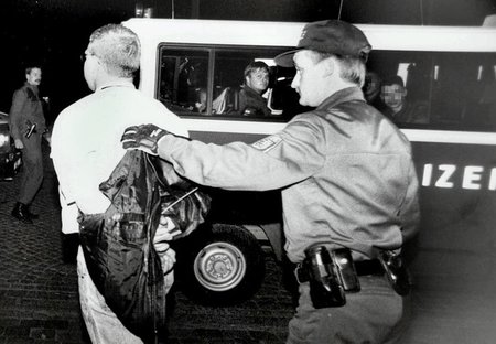 Tino Brandt (links) als jugendlicher Neonazi im Jahr 1995 nach e...