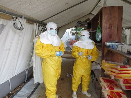 Ohne Schutzanzüge darf sich niemand Ebola-Patienten nähern