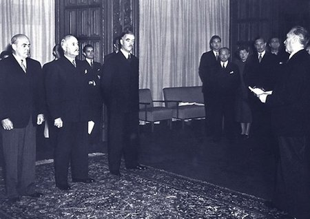 Devot zur Restauration. Bundeskanzler Konrad Adenauer (rechts) s...