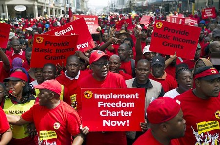 COSATU-Anhänger um Generalsekretär Zwelinzima Vavi (Mitte) bei e...