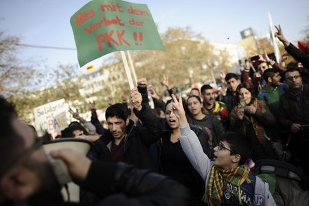 »Wir sammeln Geld für die kurdischen Selbstverteidigungskräfte Y...
