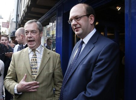 Beste Laune und Handshake: UKIP-Chef Nigel Farage (rechts) und d...