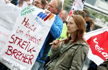 Gewerkschafter und Telekom-Mitarbeiter protestieren am Mittwoch ...