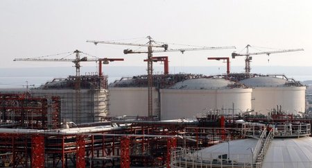 Blick auf eine Produktionsanlage auf dem South-Pars-Gasfeld im S...