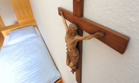 Arbeiten unterm Kreuz: Die deutschen Kirchen dürfen ihre Beschäf...