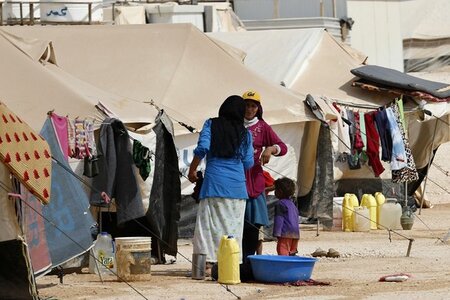 Syrische Flüchtlingsfrauen bei der Wäsche im Lager von Zaatri