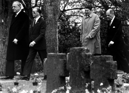 Kohl und Reagan mit ihren Kriegshelden auf dem Bitburger SS-Frie...
