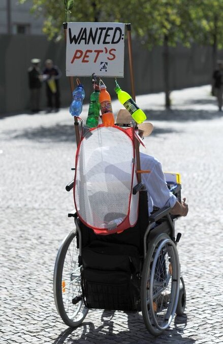 Ohne Zuverdienst ist die Existenz bedroht: Ein Rollstuhlfahrer s...