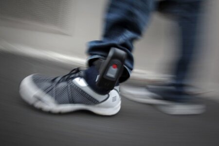Mit elektronischen Fußfesseln werden Straftäter überwacht - Vers...