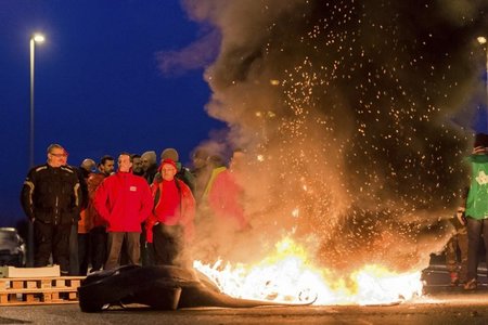 Brennende Reifen versperrten am Montag die Hafeneinfahrt von Ant...
