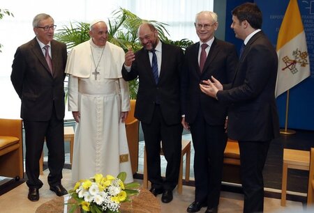 Hochbetrieb: Papst Franziskus (2. v. l.) traf sich am Dienstag m...