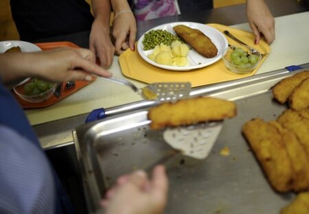Essenausgabe in einer Gesamtschule in Neustadt (Niedersachsen): ...