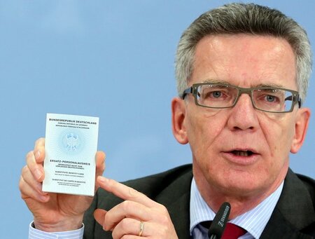 Bundesinnenminister Thomas de Maizière (CDU) am 17. Oktober mit ... Bundesinnenminister Thomas de Maizière (CDU) am 17. Oktober mit ...