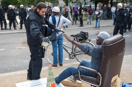 Kein Designermöbel: Flüchtlinge auf dem Berliner Oranienplatz im... Kein Designermöbel: Flüchtlinge auf dem Berliner Oranienplatz im...