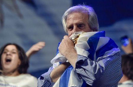 Bei der Feier des Sieges im ersten Wahlgang in Montevideo knudde... Bei der Feier des Sieges im ersten Wahlgang in Montevideo knudde...