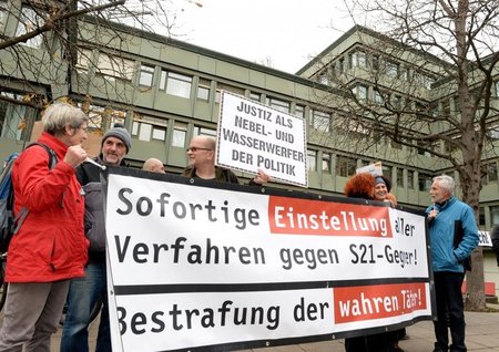 Demonstranten protestierten am Mittwoch vor dem Stuttgarter Land... Demonstranten protestierten am Mittwoch vor dem Stuttgarter Land...