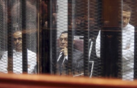 Expräsident Mubarak mit seinen Söhnen im Mai 2014 auf der Anklag... Expräsident Mubarak mit seinen Söhnen im Mai 2014 auf der Anklag...