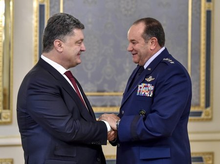 Der ukrainische Präsident Petro Poroschenko (l.) und NATO-Komman... Der ukrainische Präsident Petro Poroschenko (l.) und NATO-Komman...