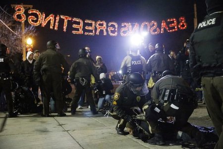 Polizei greift hart durch: Festnahme in Ferguson am 25. November...