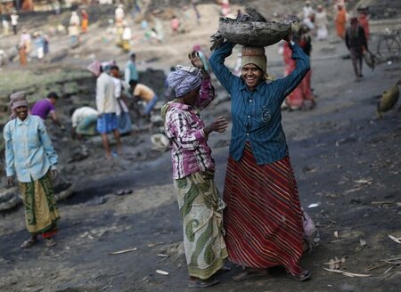 Dorfbewohnerinnen in der Nähe von Kolkata arbeiten im Rahmen des...