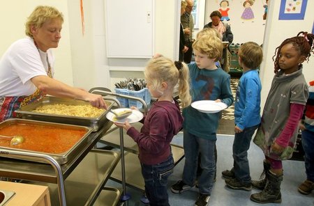 Essensausgabe an der Drusenbergschule in Bochum (Oktober 2012)