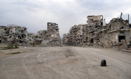 Bei der Tafel im Jesuitenkonvent in Homs bekommt jeder etwas zu ...