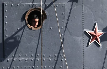 Russischer Matrose an Bord des historischen Kreuzers »Aurora« in... Russischer Matrose an Bord des historischen Kreuzers »Aurora« in...